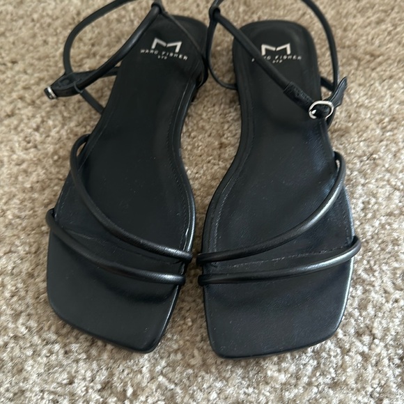 Marc Fisher black leather strappy Marg sandals Sz 71/2M - Picture 2 of 8